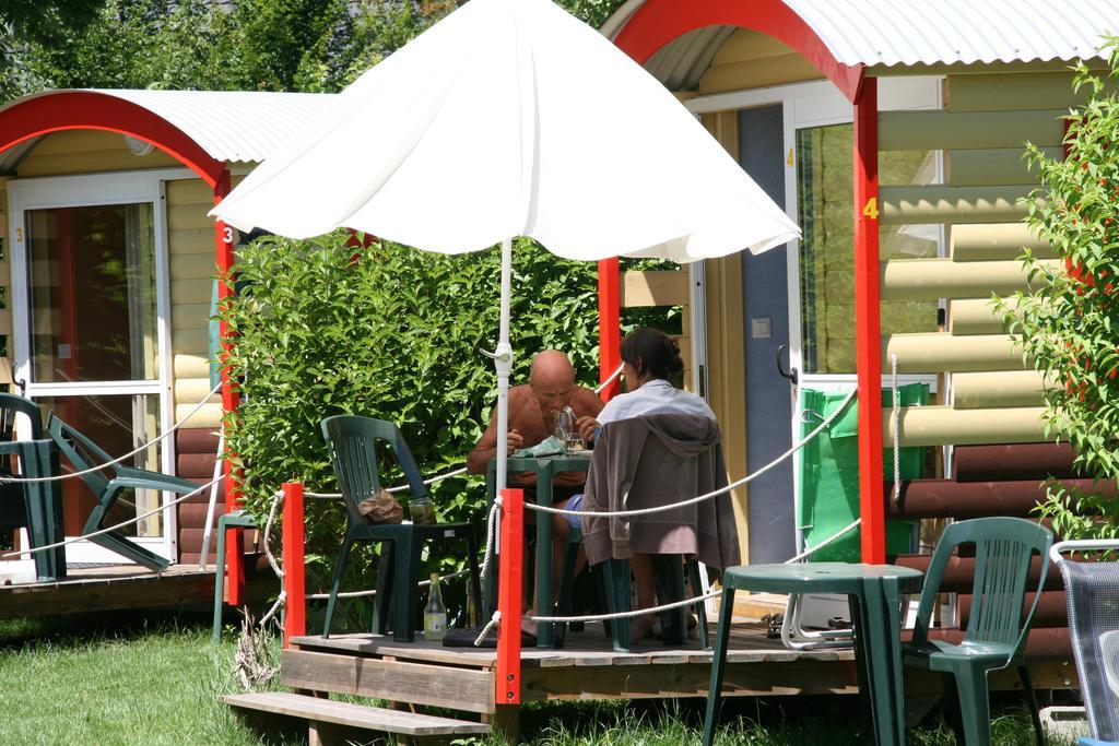 Camping Le Colporteur Le Bourg-dʼOisans Exterior foto